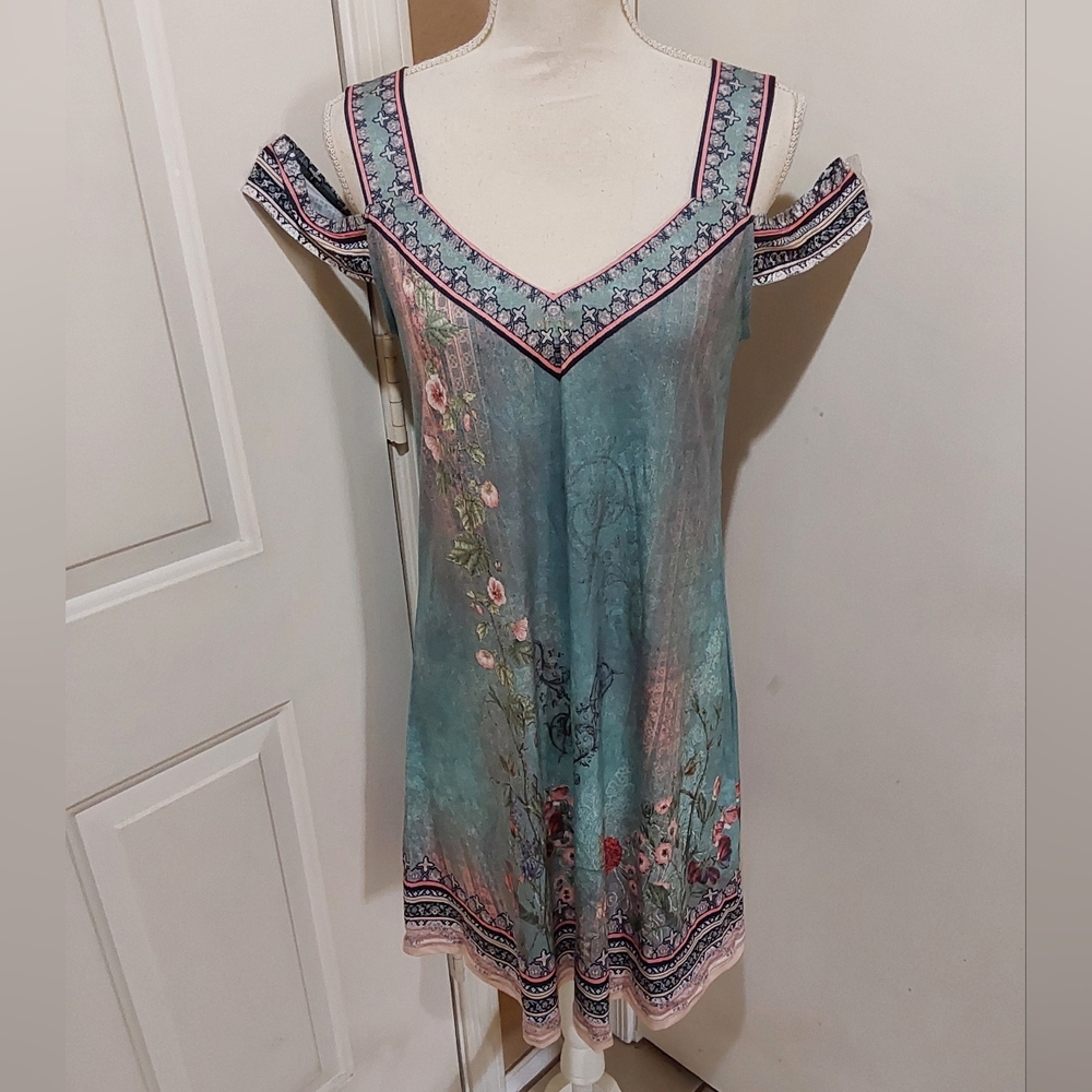 🌺 NWT Beautiful made with ❤️ Shift Dress